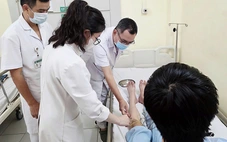 Nam sinh liệt vận động, mất cảm giác vì thói quen khoanh chân