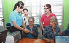 Nhiều xã ở TP.HCM đưa dịch vụ công về ấp, hỗ trợ người dân nộp hồ sơ trực tuyến