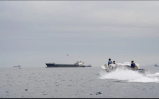 Trung Đông sáng 16-4: Iran dọa đánh chìm tàu Mỹ ở eo biển Hormuz; Mỹ buộc ít nhất 10 tàu quay đầu