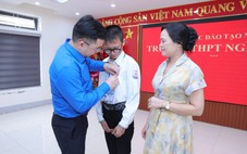 Trao, truy tặng huy hiệu Tuổi trẻ dũng cảm cho hai học sinh cứu người đuối nước