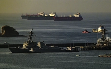 Mỹ dùng tàu khu trục chặn tàu dầu rời Iran, huy động 10.000 binh sĩ phong tỏa Hormuz