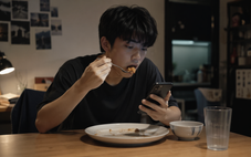 Vì sao nhiều người trẻ phải vừa ăn vừa lướt điện thoại mới thấy ngon?