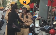 Cô gái giật biên bản của Cảnh sát giao thông Bàn Cờ do lo lắng mức phạt nên hành động bộc phát