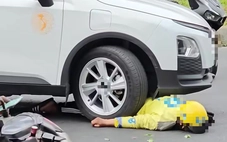 Tài xế xe công nghệ co giật nằm trên đường suýt bị ô tô cán ngang người