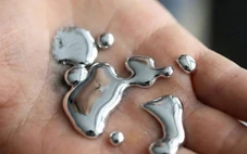 Kim loại tan chảy trong bàn tay thách thức hiểu biết khoa học