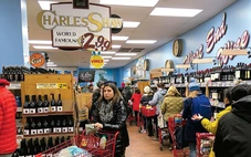 Người tiêu dùng Mỹ chật vật với làn sóng phí ẩn và phụ phí mới