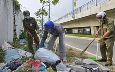 Công an phường Bình Trưng phạt tiền và buộc người vứt rác bừa bãi phải thu dọn