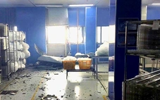 Nổ máy điều hòa khi đang sửa chữa, 2 người bị thương