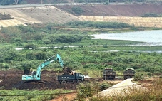 Rầm rộ múc đất lòng hồ thủy lợi, chở đi bán khắp nơi