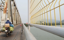 Lắp lưới thép cao 2,5m ở cầu Bến Thủy để ngăn người nhảy cầu