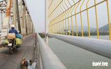 Lắp lưới thép cao 2,5m ở cầu Bến Thủy để ngăn người nhảy cầu