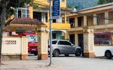 Tài xế đỗ ô tô Mercedes chắn ngang cổng trụ sở cảnh sát giao thông cả buổi chiều