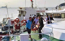 Đưa giám sát viên người Hàn Quốc từ tàu biển vào đất liền cấp cứu