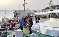 Đưa giám sát viên người Hàn Quốc từ tàu biển vào đất liền cấp cứu