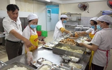 Lo ngộ độc thực phẩm, TP.HCM làm gì để siết chuỗi cung ứng suất ăn trường học?