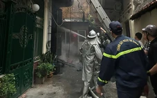 Cháy nhà trong ngõ sâu Hà Nội, 1 người đi cấp cứu