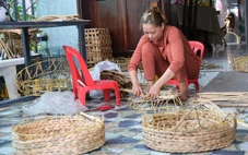 Tận dụng lục bình mọc hoang, chị em Đồng Tháp thêm thu nhập từ nghề đan lát