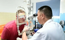 Đầu bếp Mỹ vượt nửa vòng Trái đất đến Quảng Trị thay thủy tinh thể