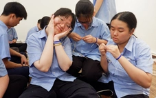 Bạn trẻ khuyết tật thích thú cùng trải nghiệm làm nghề thủ công