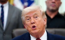 Ông Trump nói Iran 'không thể tống tiền chúng tôi' bằng eo biển Hormuz