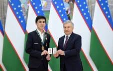 Kỳ thủ 20 tuổi Sindarov nhận huân chương danh giá từ tổng thống Uzbekistan