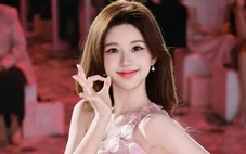 Triệu Lộ Tư mặc đầm đính 350 cánh hoa của Phan Huy