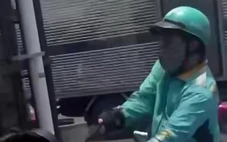 Xác minh clip tài xế xe ôm công nghệ cầm 'gậy 3 khúc' đánh người đi đường