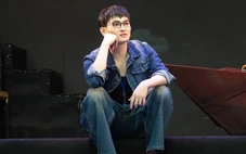 Minh Khải trong phim Bóng ma hạnh phúc gặp khán giả ở kịch Song trùng