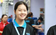 Sinh viên check-in tìm việc bằng hộ chiếu số tại ngày hội việc làm