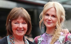 Nicole Kidman nhớ lại giây phút hay tin mẹ qua đời