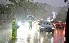 'Bức tường dông' khổng lồ đang quét Bắc Bộ