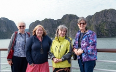 Nhóm bạn thân U70 người Úc bay gần 9 tiếng đến Việt Nam ăn phở, ngủ đêm trên vịnh Hạ Long