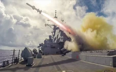 Trung Đông NÓNG: Tàu khu trục Mỹ nổ súng, bắt giữ tàu chở hàng Iran; Tehran thề sẽ trả đũa