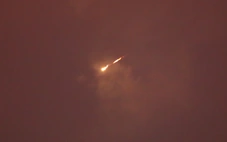 Trung Đông sáng 3-4: Liên minh tìm cách giải cứu tàu ở Hormuz; Iran không kích UAE, Bahrain, Israel