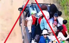 Chở nhiều người trên thùng xe bán tải đi chơi, 2 tài xế bị lập biên bản