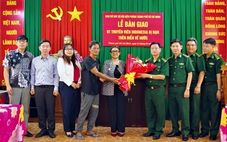 Bàn giao thuyền viên bị trôi dạt trên biển cho Tổng lãnh sự quán Indonesia