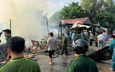 Cháy rụi 4 căn nhà của hộ cận nghèo ven sông