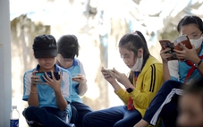 Hệ lụy khó lường khi trẻ em mê điện thoại