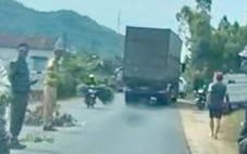 Gặp tai nạn với xe đầu kéo, 2 người đi xe máy thiệt mạng