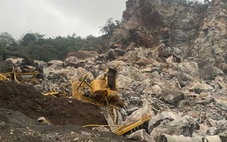 Sạt mỏ đá trong đêm, vùi lấp nhiều máy móc