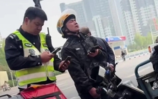 CSGT bỏ tiền túi trả thay shipper bị đòi bồi thường, dân mạng ca ngợi