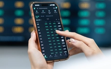 VN-Index bứt tốc gần 20 điểm, cổ phiếu họ Vingroup kéo chỉ số