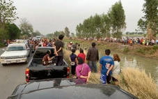 Xe lao xuống kênh ở Thái Lan, người cha hy sinh cứu 4 người thân