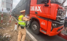 Tài xế và chủ xe tải chở hàng quá khổ, không có giấy phép lái xe trên cao tốc bị phạt 126 triệu đồng