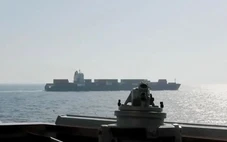 Video: Khoảnh khắc tàu khu trục Mỹ nổ súng vào tàu chở hàng Iran