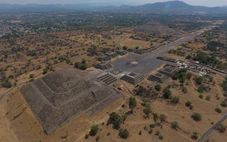 Rúng động Mexico: Tay súng đứng trên đỉnh kim tự tháp xả đạn xuống du khách