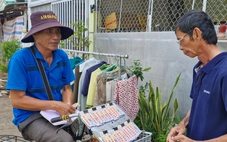 Đừng dồn rủi ro cho người bán vé số dạo
