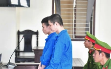 Mời bia giao lưu nhưng bị nhìn lại nên đuổi chém người, 2 công nhân lãnh án