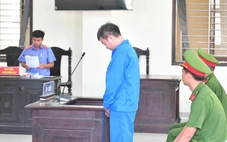 Ghen tuông nên vợ đòi ly hôn, chồng đâm vợ đến gãy cán dao, lãnh 8 năm tù