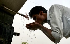 Nắng nóng đến 44 độ, Ấn Độ bắt các trường 'rung chuông' nhắc học sinh uống nước